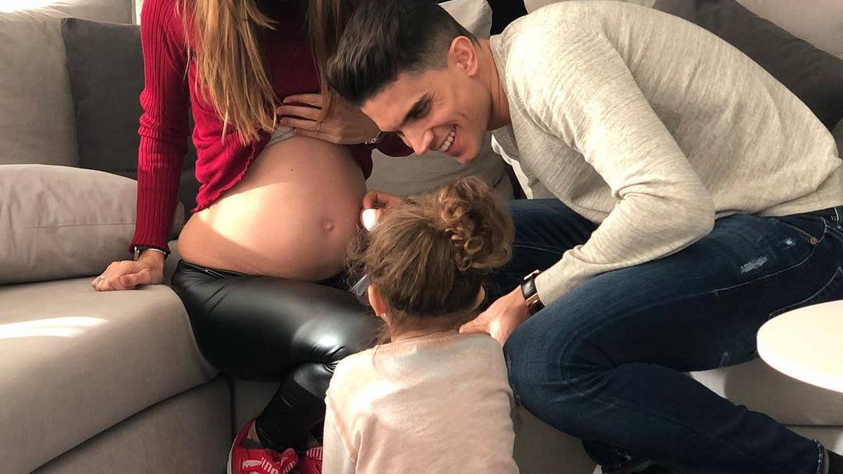 Dortmunds Abwehrspieler Marc Bartra bedankt sich für die Unterstützung während eines nicht immer einfachen 2017 und beschließt das Jahr mit seinen Liebsten. Bald sind die Bartras zu viert...