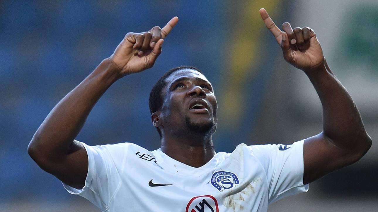 Stürmer rettet Torwart das Leben