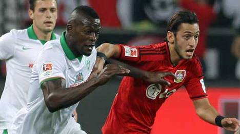 Hakan Calhanoglu (r., mit Lukimya) hat bei Bayer Leverkusen einen Vertrag bis 2019