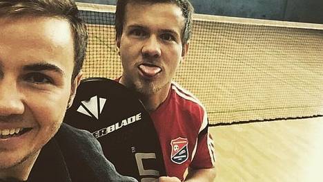 Mario Götze und sein Bruder Fabian lieferten sich ein Badminton-Duell.