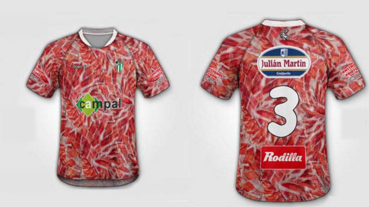 Dieses Trikot der "Fleischeslust" gehört dem spanischen Fußball-Drittligisten CD Guijuelo. In der Region wird Schinken gemacht. Aber musste das unbedingt auf's Trikot? Appetit bekommen wir bei diesem Anblick jedenfalls nicht