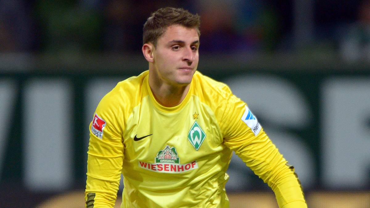 Zunächst steht er beim Führungstreffer von Nicolai Müller viel zu weit vor dem Tor und kann dem Ball anschließend nur noch hinterherschauen