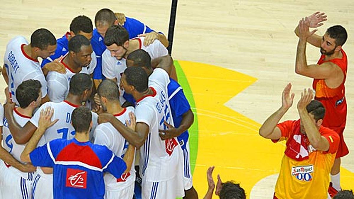 Symbolträchtiger kann ein Bild kaum sein. Frankreich, holprig ins Turnier gestartet, macht einen Jubelkreis, während die Spanier sich von ihren Fans verabschieden