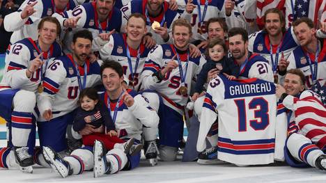 Das Eishockey-Team der USA gedenkt nach dem Gewinn der Gold-Medaille ihres verstorbenen Teamkollegen Jonny Gaudreau. Auch dessen Kinder sind mit auf dem Eis. 