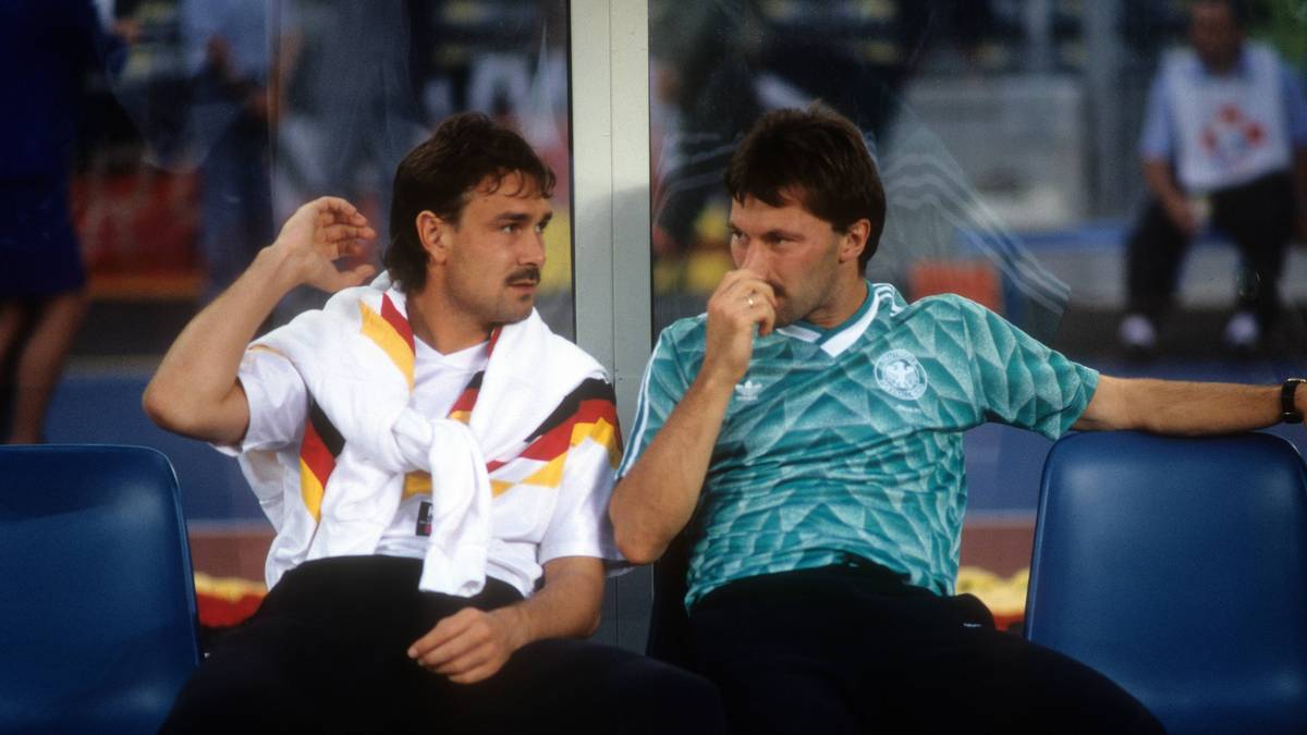 Raimond Aumann (l.) kommt als Nummer zwei hinter Illgner zu keinem Einsatz in Italien. Der Bayern-Keeper schaut von der Bank aus zu.