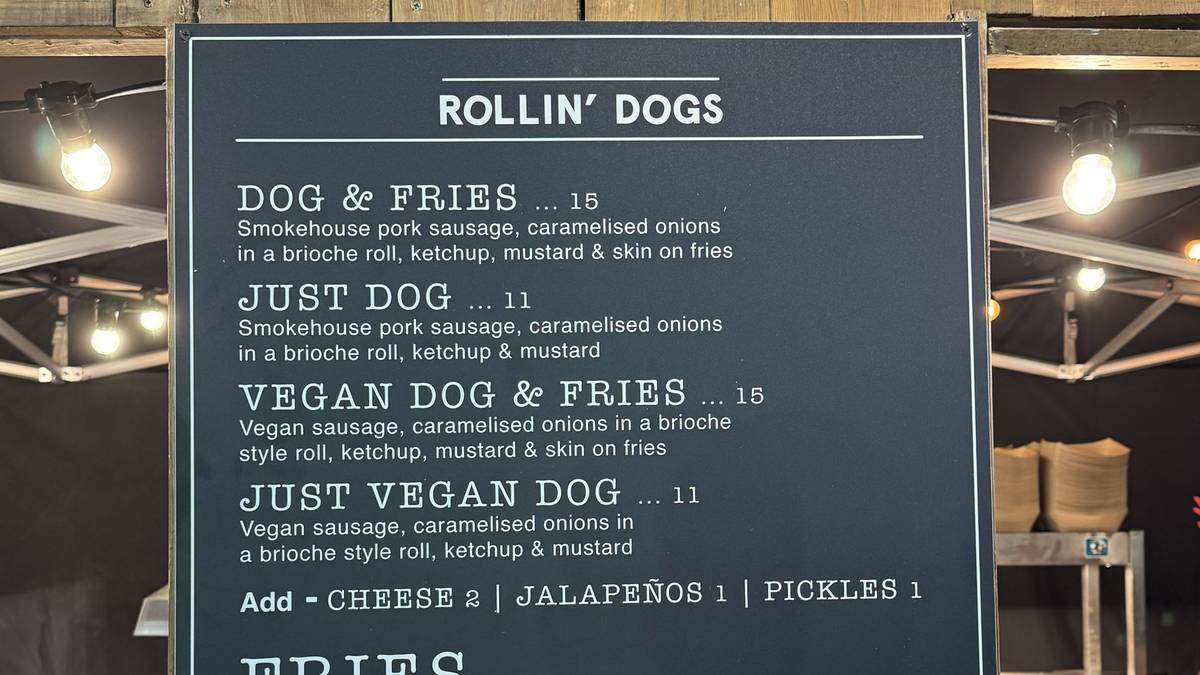 Eine Portion Pommes kostet rund sechs Euro. Und auch ein klassischer Hot Dog steht auf der Karte... 