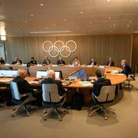 Russische und belarussische Athleten sollen weiter von internationalen Sportwettbewerben ausgeschlossen werden, fordern Vertreter des  Sportausschusses im deutschen Bundestag. 
