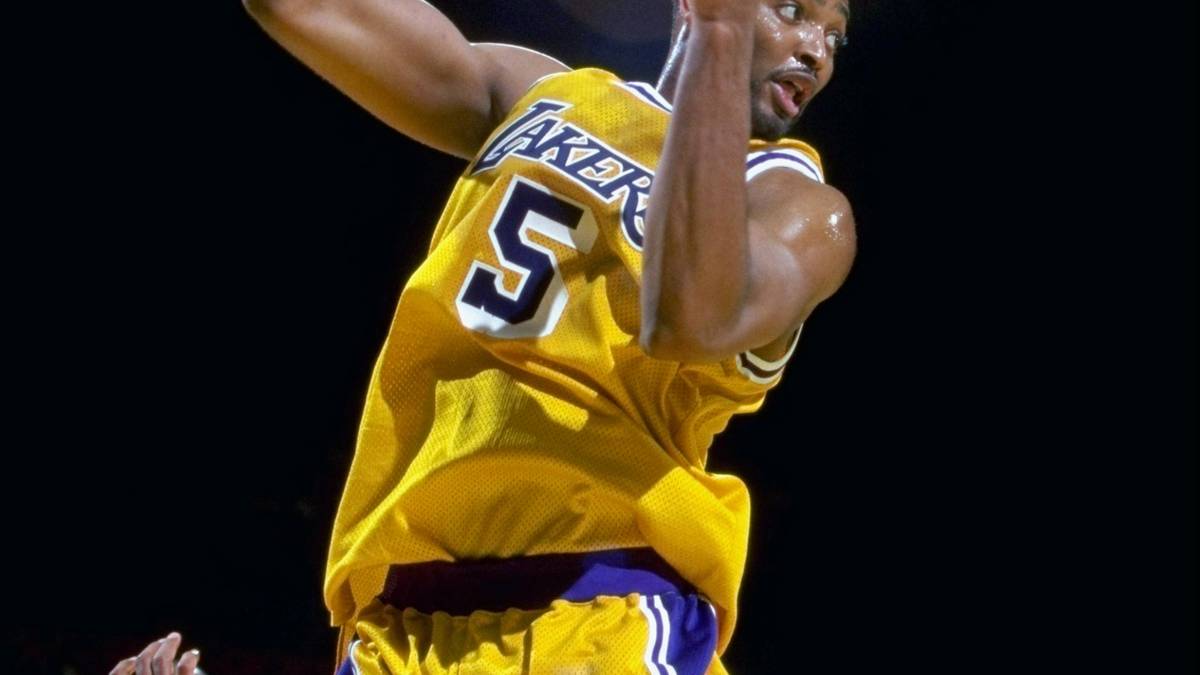 PLATZ 18: Auch das gibt es! 2003 entscheidet sich Robert Horry als Free Agent auf Wunsch der Familie für einen Wechsel von den Los Angeles Lakers zu den San Antonio Spurs. Da alle seine Verwandten in Houston, und damit auch in Texas wohnen, ist er ihnen nach langer Zeit wieder sehr nahe