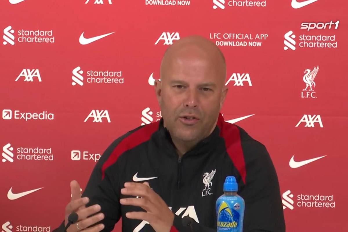 Arne Slot, Trainer des FC Liverpool, reagiert auf den Abgang von Trent Alexander-Arnold. Dieser verlässt nach über 20 Jahren im Reds-Trikot den Verein.