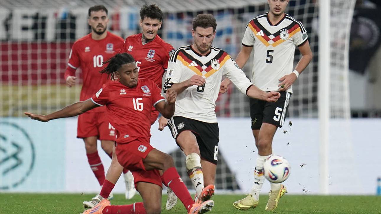 Leon Goretzka (r.) ist einem Platzverweis entgangen