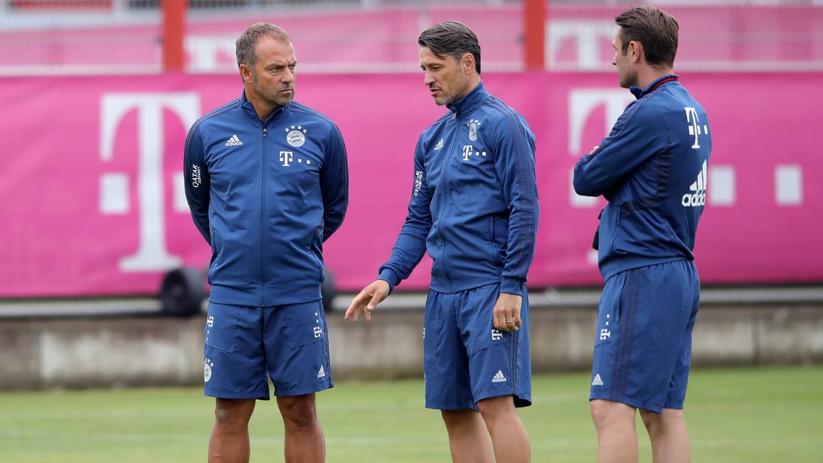 Ein Neuzugang war aber schon an Kovacs Seite: Der frühere DFB-Sportdirektor Hansi Flick (l.) rückt in Kovacs Trainerteam auf und stand am Montag ebenfalls auf dem Rasen an der Säbener Straße