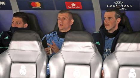 Toni Kroos (M.) schmorte gegen ManCity mit Gareth Bale (r.) und Co. auf der Real-Bank
