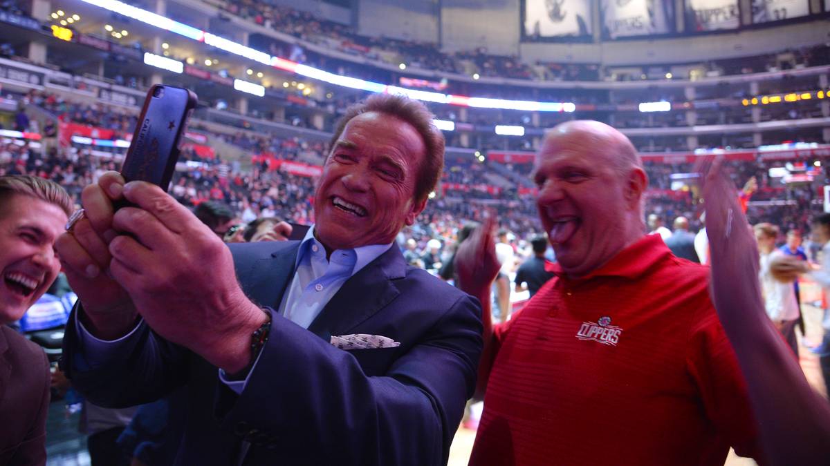Gemeinsam mit Clippers-Besitzer Steve Balmer posiert Schwarzenegger fürs Selfie - die beiden Kontrahenten übertreffen sich dabei gegenseitig mit ihren irren Grimassen 