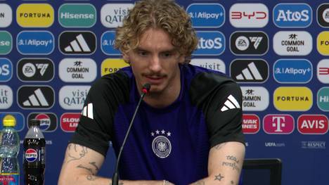Nick Woltemade schwärmt auf der Pressekonferenz vom deutschen U21-Co-Trainer und Bayern-Legende Hermann Gerland. 