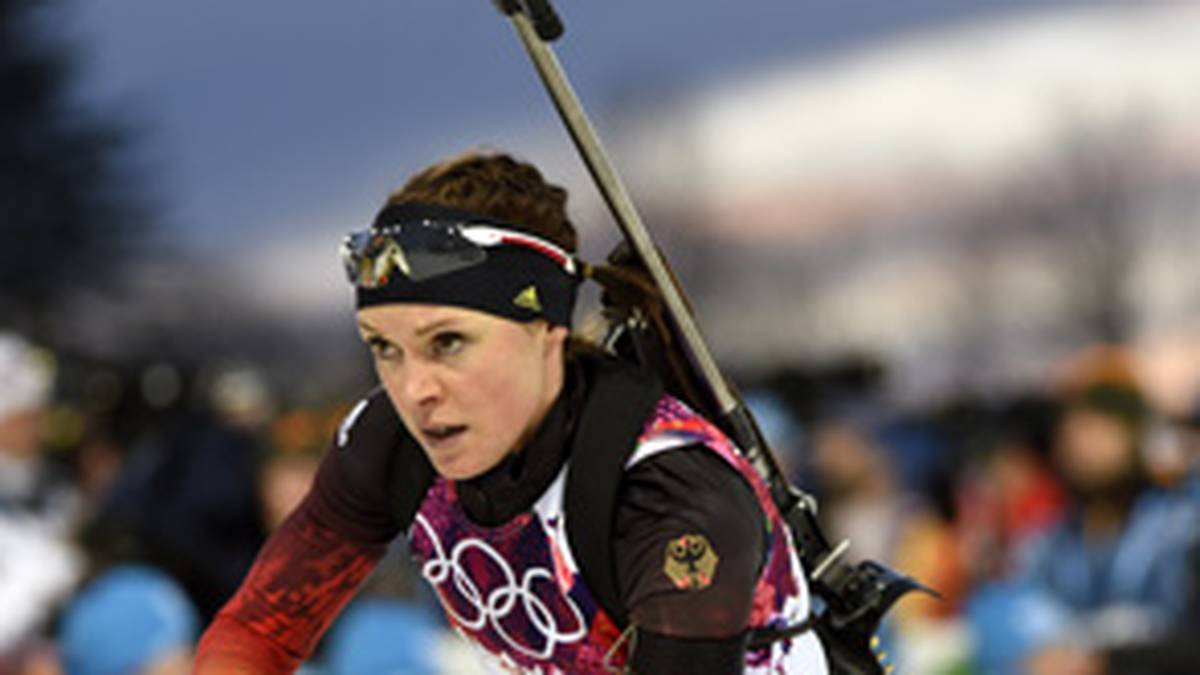 EVI SACHENBACHER-STEHLE: Die Biathletin wird bei einer Dopingkontrolle nach dem Massenstart-Rennen bei den Olympischen Spielen 2014 in Sotschi sowohl in der A- als auch in der B-Probe positiv auf das Stimulans Methylhexanamin getestet. Es sollen chinesische Energieriegel gewesen sein, erklärt sie hinterher