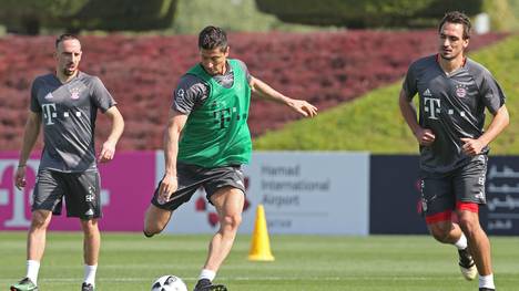 Robert Lewandowski (M.) und Mats Hummels verpassen das erste Bayern-Training in Doha