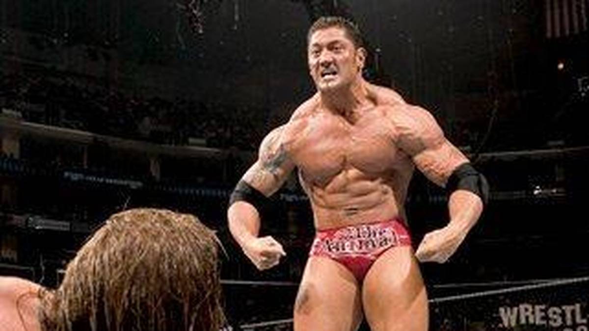 WRESTLEMANIA 21: BATISTA besiegt TRIPLE H. 2005 setzt WWE zwei neue Stars in Szene. John Cena besiegt John Bradshaw Layfield und wird erstmals WWE-Champion, Batista schießt mit einem Sieg über Triple H zum World Champion empor