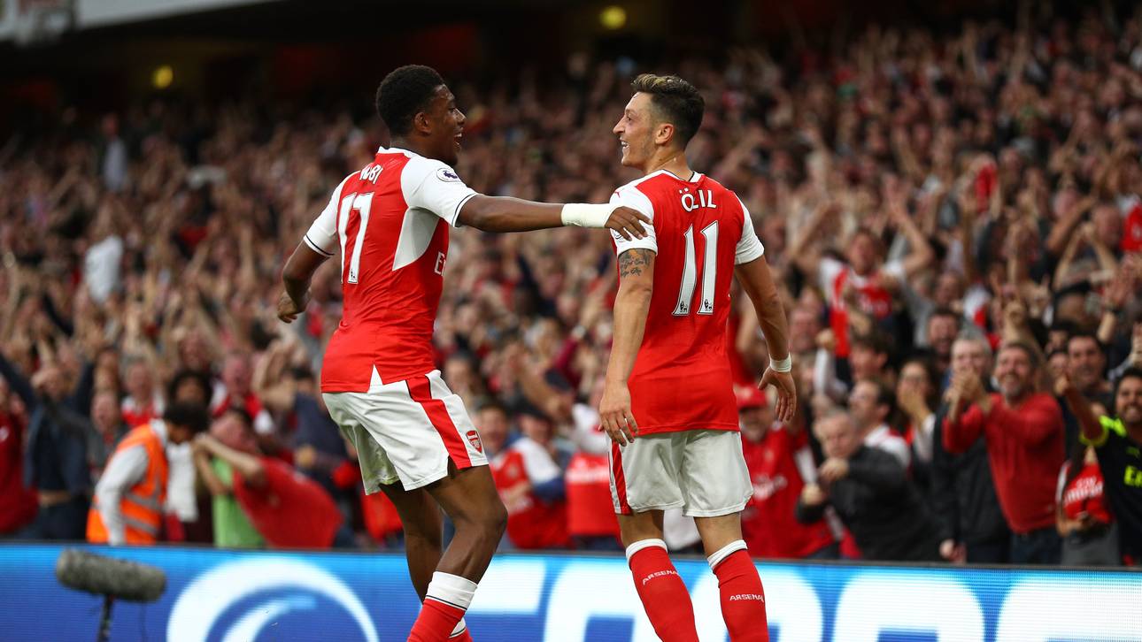 Özil macht jungen Fan glücklich