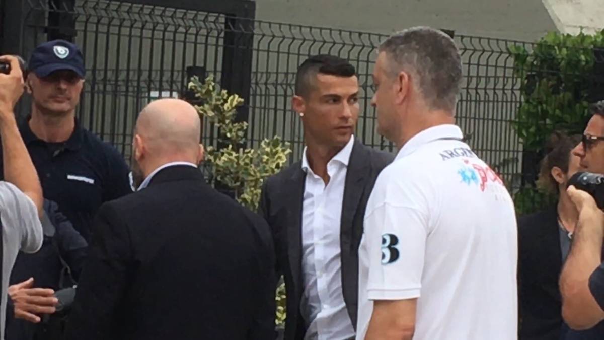 Gegen 10 Uhr war es dann endlich so weit: Ronaldo präsentiert sich den Fans und etwa 50 Kamera-Teams aus aller Welt