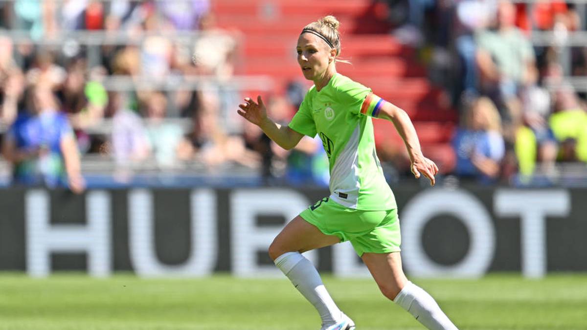 Svenja Huth ist 32 Jahre alt und spielt beim VfL Wolfsburg. Bislang absolvierte sie 80 Länderspiele und schoss 14 Tore. Sie wurde 2008 U17-Europameisterin und 2010 U20-Weltmeisterin