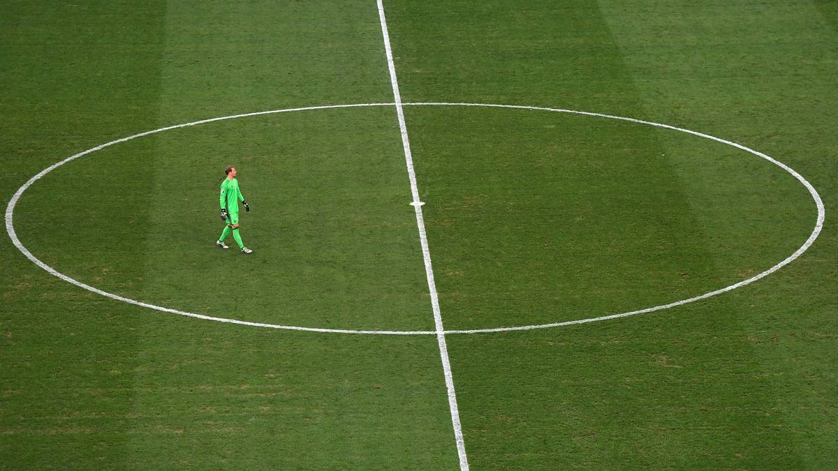 Manuel Neuer steht da, wo er am liebsten steht - im Mittelkreis