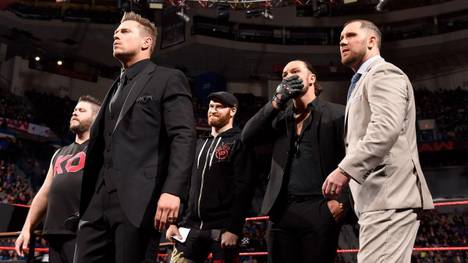 The Miz (l.) wurde bei WWE Monday Night RAW mit mehreren Personal-Nachrichten überrascht