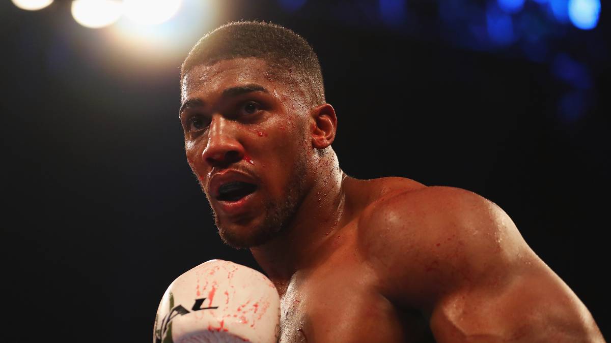 Doch auch Anthony Joshua bleibt von blutenden Wunden nicht verschont. Ein unabsichtlicher Kopfstoß seines Kontrahenten sorgte für die 