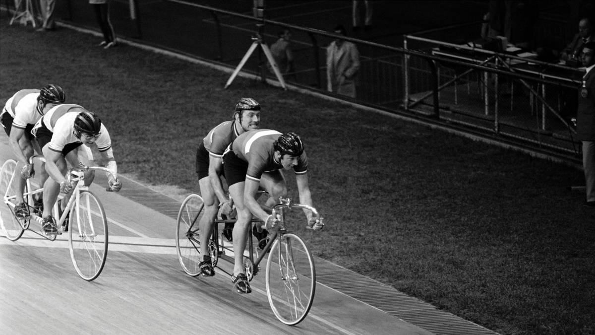Eine Mischung aus Einzelzeitfahren und Teamwettbewerb ist das Tandemfahren. Von 1908 bis 1972 war dieser Wettbewerb olympisch. Zum Abschluss in München sicherten sich Jürgen Geschke und Werner Otto für die DDR die Silbermedaille