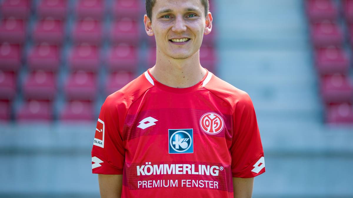 FSV MAINZ 05: Ruhig und klassisch geht es bei Mainz zu: Mit in der Mitte auslaufende Streifen in Rot-Tönen und die weißen Akzente am Hals und Saum geht es in die Saison. Lediglich wegen der Preiserhöhung gibt es Punktabzug