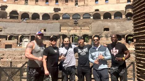 Braun Strowman (l.) und Roman Reigns (2.v.r.) besuchten mit den WWE-Kollegen Heath Slater, Matt Hardy, Curtis Axel und Titus O'Neil das Kolosseum von Rom