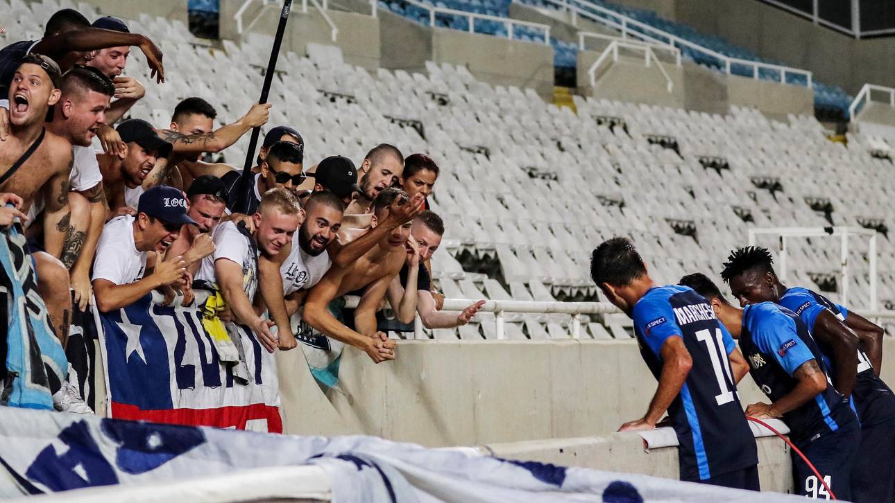 Spieler stürzt bei Jubel in Graben