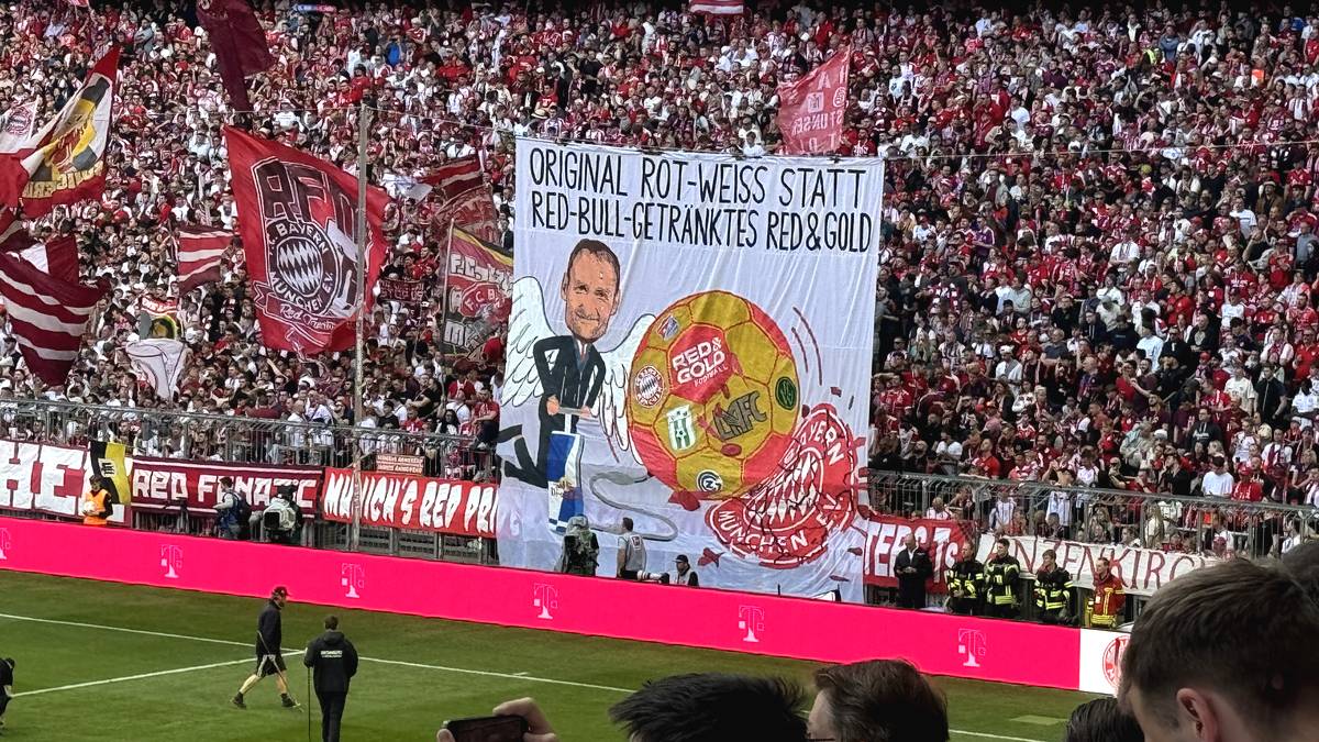 Bayern-Fans mit brisantem Banner