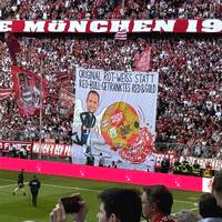 Die Fans des FC Bayern sprechen sich mit einem Banner in der Allianz Arena gegen die „Red-Bullisierung“ ihres Vereins aus. 