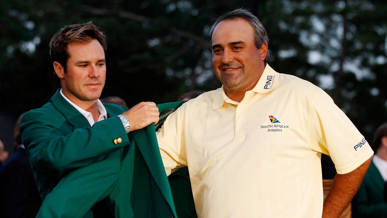 The Masters - Final Round Nach seinem Triumph bekommt Angel Cabrera das "Green Jacket" von Vorjahressieger  Trevor Immelman (Südafrika) überreicht