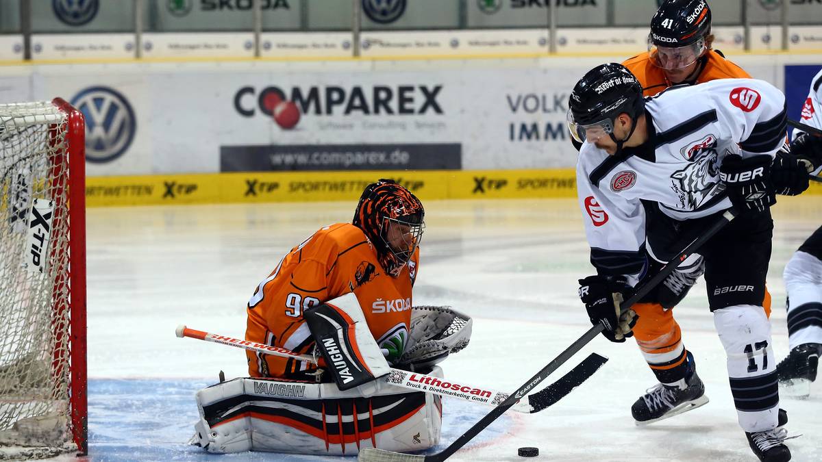 PATRICK REIMER, der auf dem rechten Flügel zu Hause ist, spielt seit 2012 für die Nürnberg Ice Tigers. 2015/16 ist der deutsche Nationalspieler der Topscorer der DEL-Hauptrunde und wird als Spieler der Saison ausgezeichnet - wie bereits zwei Jahre zuvor