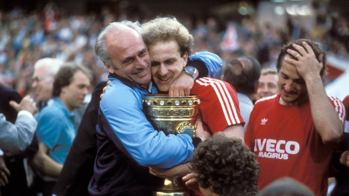 Trainer Udo Lattek herzt Karl-Heinz Rummenigge nach dem Pokalsieg 1984