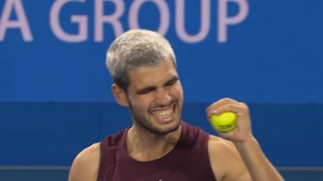 Carlos Alcaraz ist nicht zu stoppen. Im Halbfinale von Tokio ringt sich der Spanier zu seinem neunten Finale in Folge. Zur absoluten Bestmarke ist es aber noch ein weiter Weg für den 22-Jährigen.