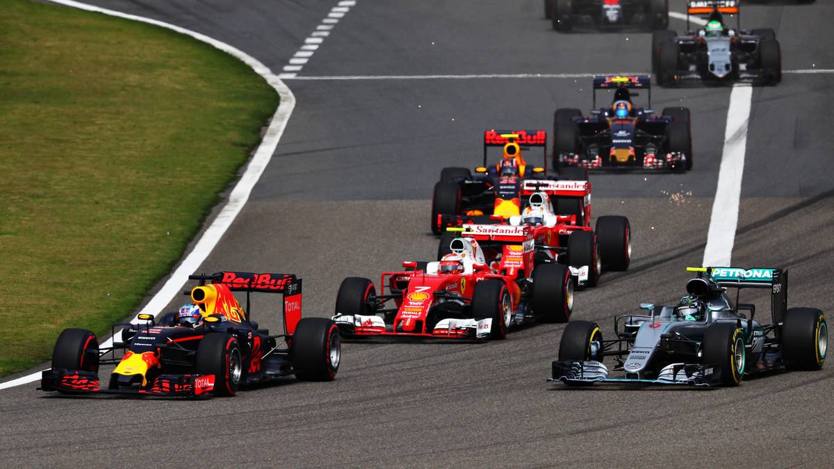 Schon in der langgezogenen ersten Kurve verbaut sich Ferrari die Chancen auf den Sieg. Der vor Sebastian Vettel liegende Kimi Räikkönen verbremst sich und wird nach außen getragen...