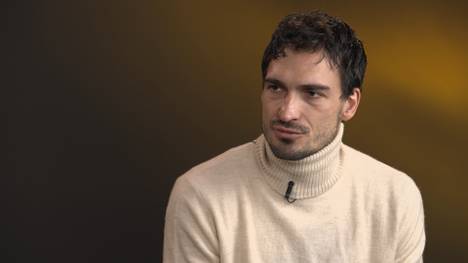 Mats Hummels gibt im BVB-Feiertagsmagazin bekannt, dass er mittlerweile wieder zu 100 Prozent fit ist. Dabei erläutert er, wie er sich durch die Saison kämpfen musste.