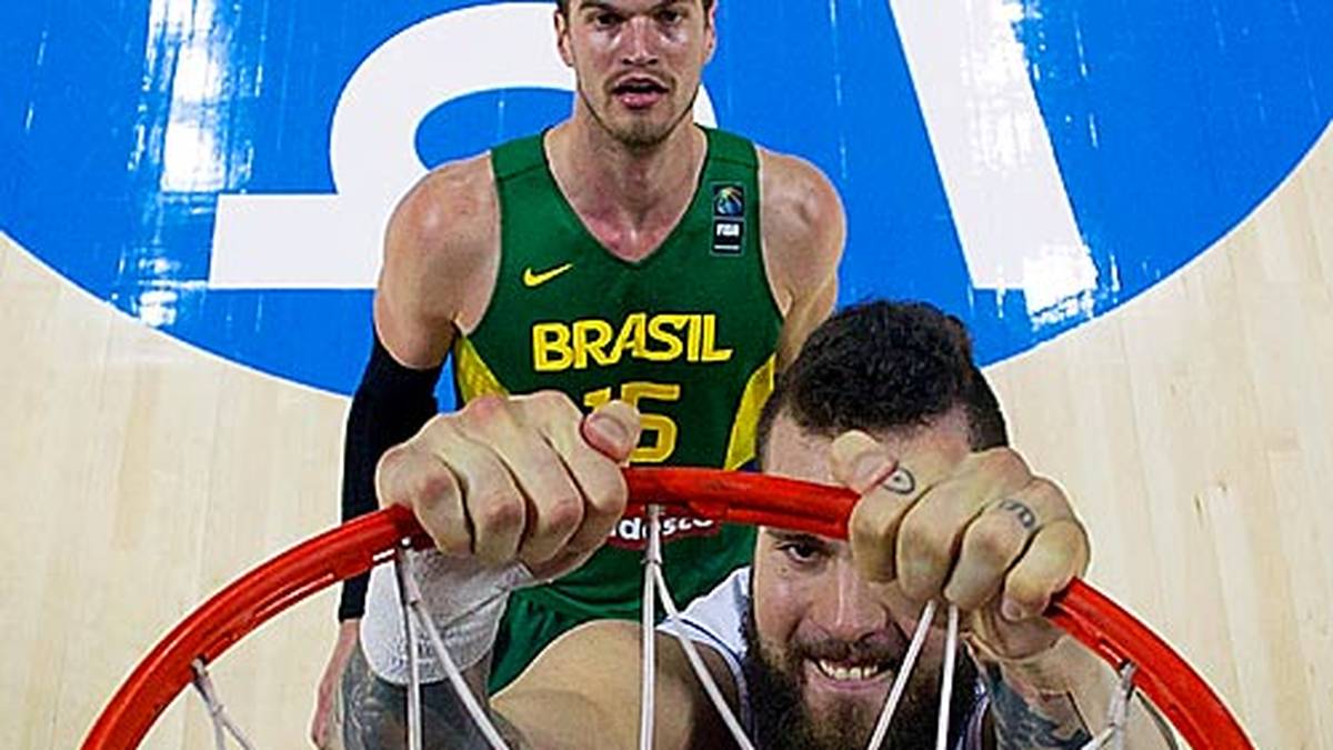 Der Center, der jetzt schon der perfekte Doppelgänger von "Fear the Beard"-Erfinder James Harden gilt, kann auch auf dem Feld überzeugen