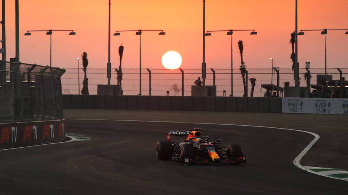 Max Verstappen im Red Bull war im 3. Training zum GP von Saudi-Arabien schneller als Lewis Hamilton, dem zudem eine Strafversetzung droht