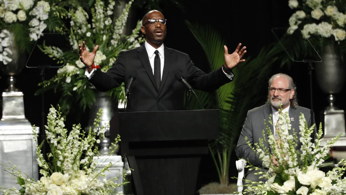 Im Anschluss findet im Yum Center von Louisville direkt am Ufer des Ohio die offizielle Trauerfeier für Muhammad Ali statt