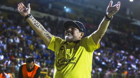 Diego Maradona lässt sich für den Finaleinzug mit Dorados feiern