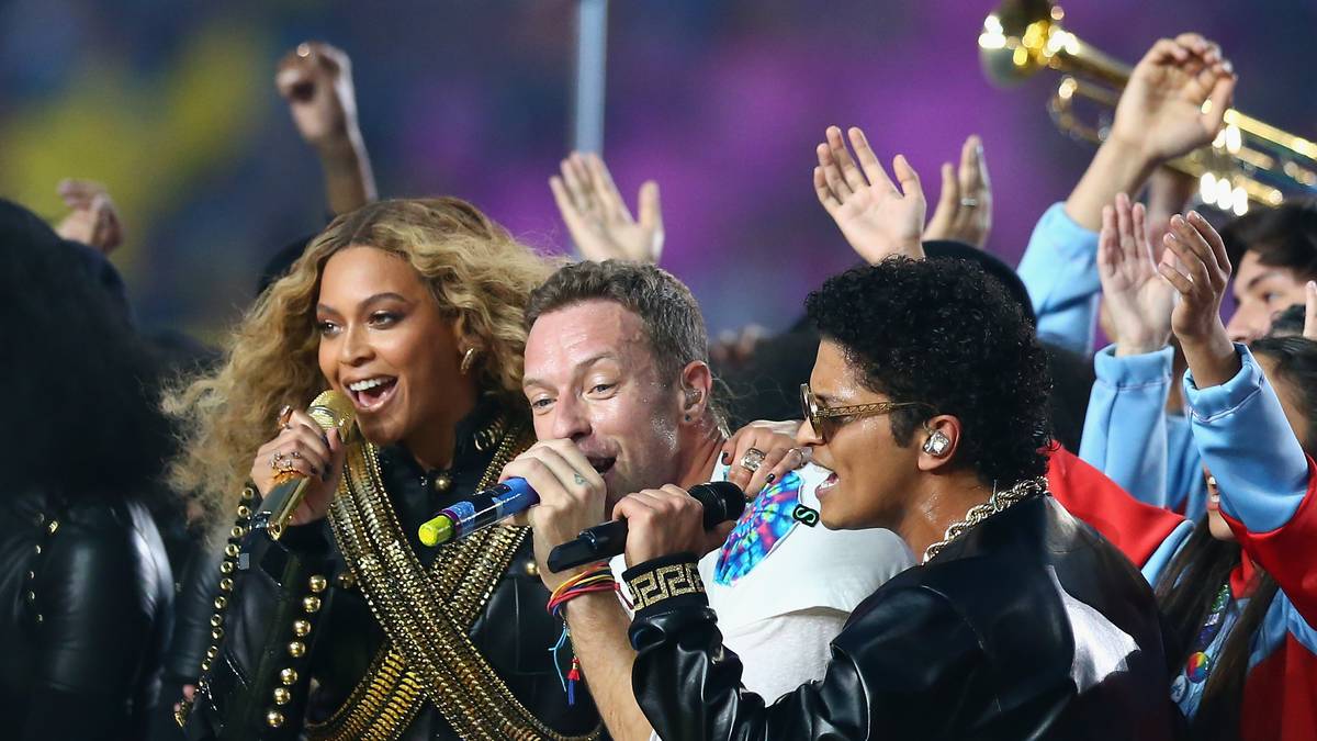 Gesangliche Unterstützung bekommen sie von Bruno Mars (r.) und Beyonce (l.)