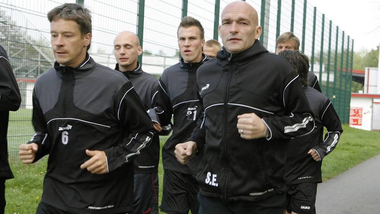 Nils-Ole Book (2.v.l.) und Kevin Großkreutz beim Lauftraining mit dem damaligen Ahlen-Coach Stefan Emmerling
