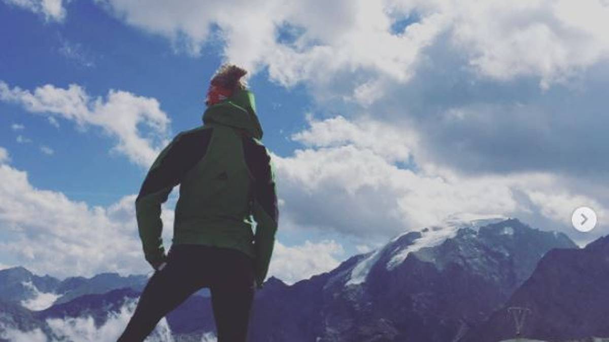 Für eine tolle Aussicht wandert die schöne Blondine auch gerne mal ein paar Kilometer