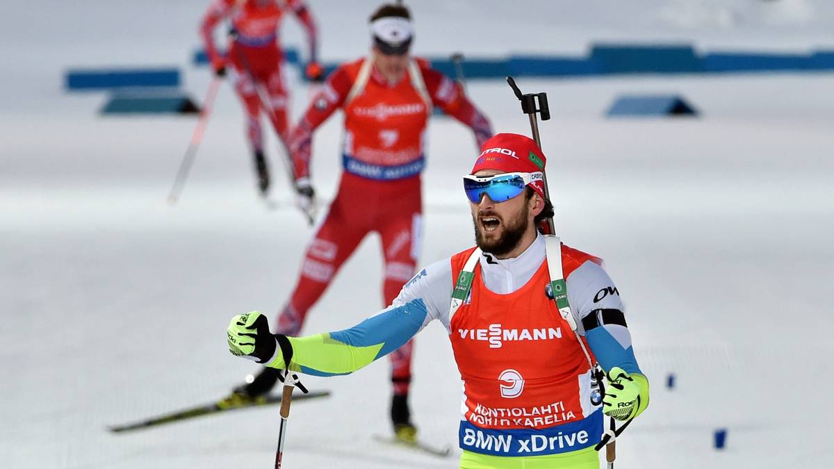 Bei den Herren jubelt Jakov Fak. Während die Deutschen mit dem Podium nichts zu tun haben, rennt der Slowene zum Titel
