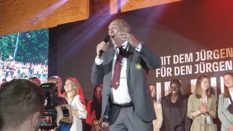 Wie heiß kann ein Präsident auf einen Pokal sein? Vor dem Finale der UEFA Europa League wendet sich SGE-Präsident Peter Fischer mit einer ganz besonderen Rede an die eigenen Mitarbeiter.