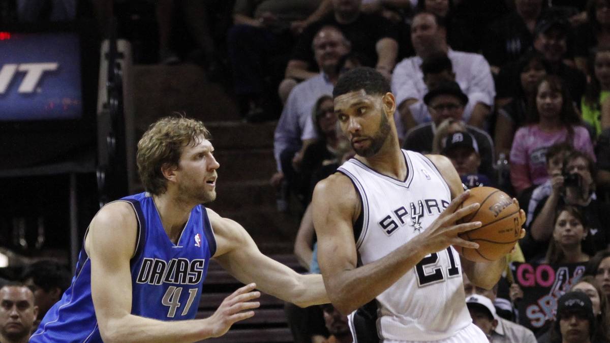 Als Achter qualifizieren sich die Mavs kurze Zeit später soeben noch für die Playoffs. Dort sind sie gegen die topgesetzten San Antonio Spurs um Superstar Tim Duncan (r.) klarer Außenseiter