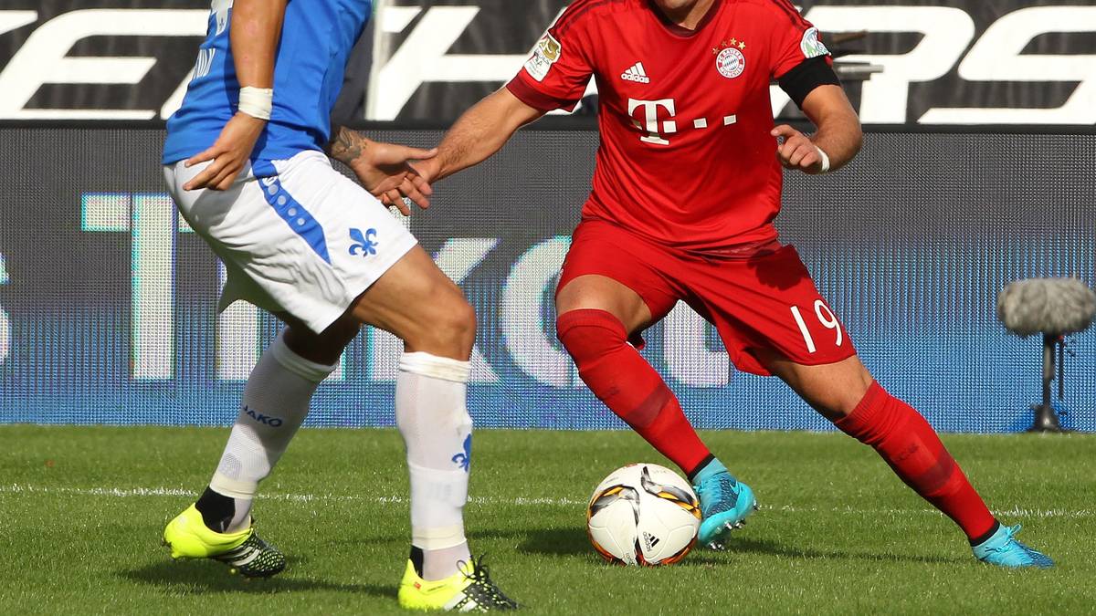 Obwohl Mario Götze (r.) eine durchwachsene Saison erlebt, trägt er sich in die Liste der Rekordhalter ein. Mit 23 Jahren und 80 Tagen ist er der jüngste Spieler der Geschichte, der es auf 100 Bundesliga-Siege bringt. Am 2. Spieltag gegen Hoffenheim durchbricht Götze diese Schallmauer